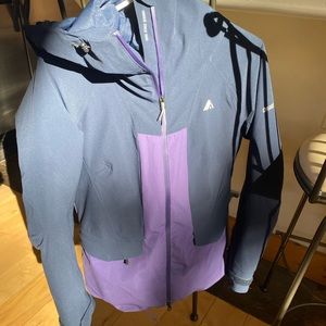 Super warm orage ski jacket barely worn adjustable wrist and hood